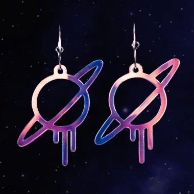 Pendientes con forma de planeta Saturno y logotipo Neoplanet en color holográfico