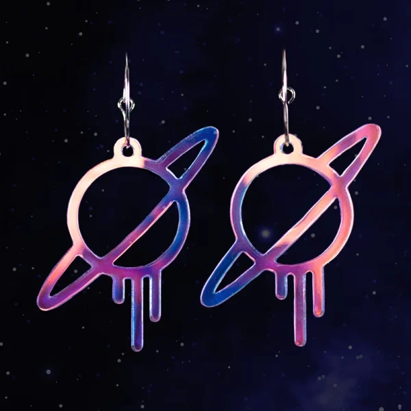 Pendientes con forma de planeta Saturno y logotipo Neoplanet en color holográfico Pendientes con forma de planeta Saturno y logotipo Neoplanet en color holográfico