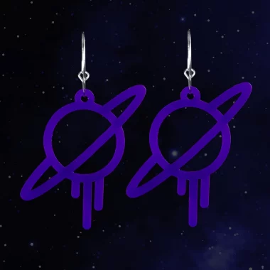Pendientes con forma de planeta Saturno y logotipo Neoplanet en color morado Pendientes con forma de planeta Saturno y logotipo Neoplanet en color morado