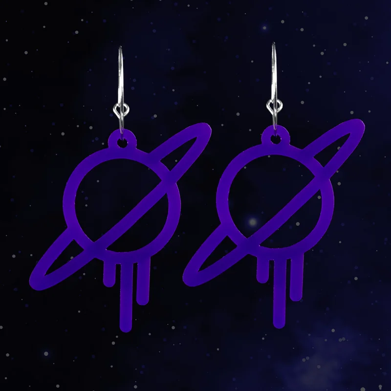 Pendientes con forma de planeta Saturno y logotipo Neoplanet en color morado Pendientes con forma de planeta Saturno y logotipo Neoplanet en color morado