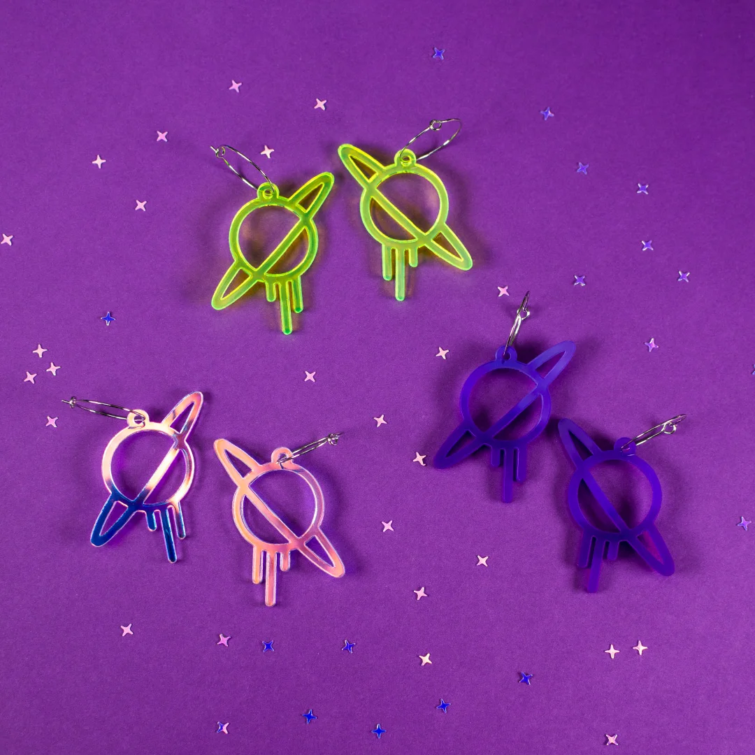 Pendientes con forma de planeta Saturno y logotipo Neoplanet de diferentes colores Pendientes con forma de planeta Saturno y logotipo Neoplanet de diferentes colores