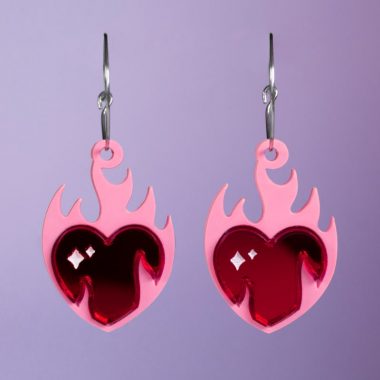 Pendientes corazón con fuego en color rosa Pendientes corazón con fuego en color rosa