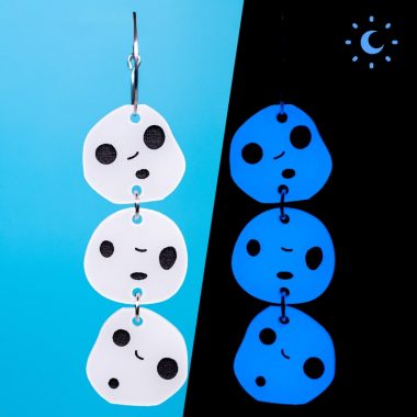 Pendientes kodamas brillan en la oscuridad