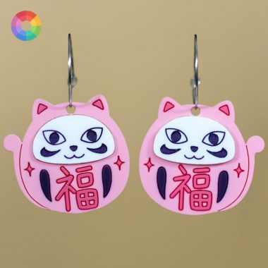 Pendientes darumas darumichis de diferentes colores con estilo japonés