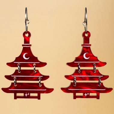 Pendientes de templo japonés pagoda en color rojo nacarado y blanco Pendientes de templo japonés pagoda en color rojo nacarado y blanco
