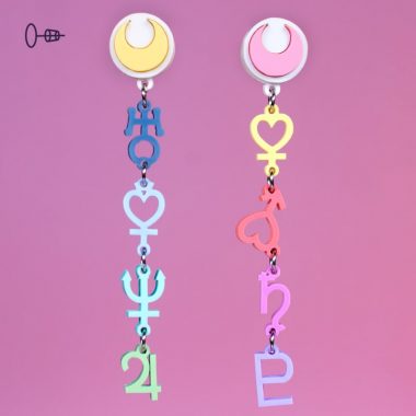 Pendientes anime Sailor Moon con símbolos de colores