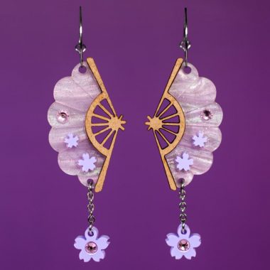 Pendientes metacrilato acrílicos y madera de abanico con flor de cerezo color lila Pendientes metacrilato acrílicos y madera de abanico con flor de cerezo color lila