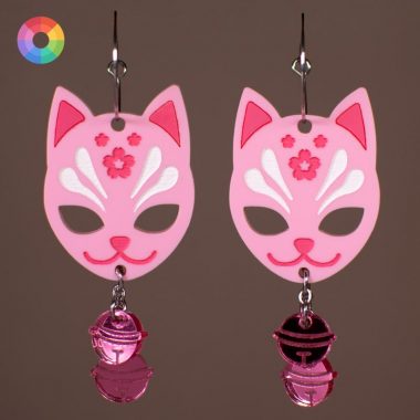 Pendientes Kitsune de zorro en color rosa y tonos pasteles con cascabeles metálicos