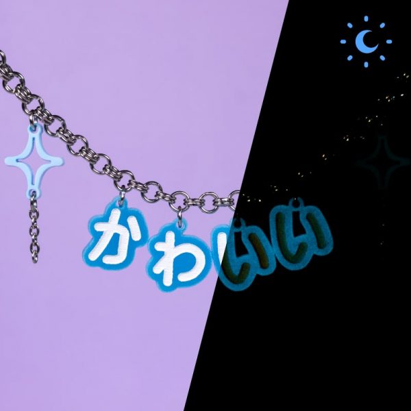 Collar Kawaii letras japonesas con brillo en la oscuridad