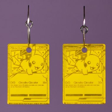 Pendientes de cartas de Pokemon Pikachu EX amarillo Pendientes de cartas de Pokemon Pikachu EX amarillo