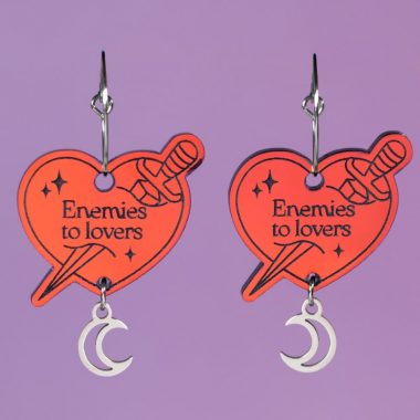 Pendientes literarios Enemies to lovers holográfico con corazón y daga