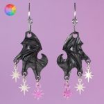 Pendientes literarios de Acota Velaris Bat boys, de alas de mirciélago de colores