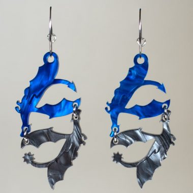 Pendientes pequeños de metacrilato acrílico con forma de dragón de los libros Fourth Wing, Alas de Sangre en colores azul, gris y dorado.