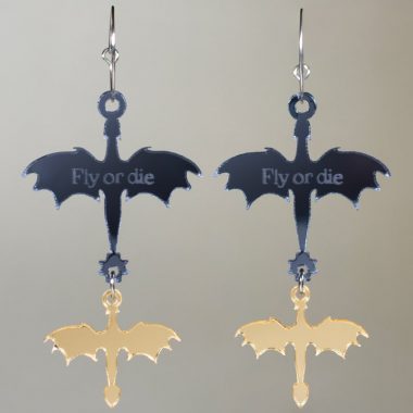 Pendientes pequeños de metacrilato acrílico con forma de dragón de los libros Fourth Wing, Alas de Sangre en colores azul, gris y dorado.