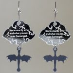 Pendientes pequeños de metacrilato acrílico con forma de dragón de los libros Fourth Wing, Alas de Sangre en colores azul, gris y dorado.