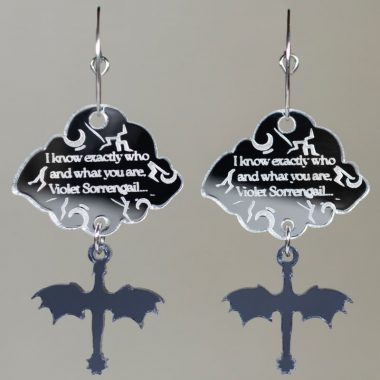 Pendientes pequeños de metacrilato acrílico con forma de dragón de los libros Fourth Wing, Alas de Sangre en colores azul, gris y dorado.