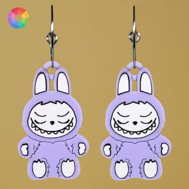 Pendientes muñeco coleccionable Labu color lila pastel