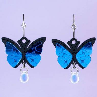 Pendientes acrílicos literarios de mariposas con brillo en espejo color azul y perla con brillo mágico azul. Pendientes acrílicos literarios de mariposas con brillo en espejo color azul y perla con brillo mágico azul.