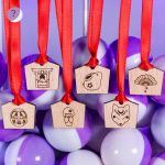 Accesorio tablillas de madera templo japonés en bola sorpresa, suerte gachapon