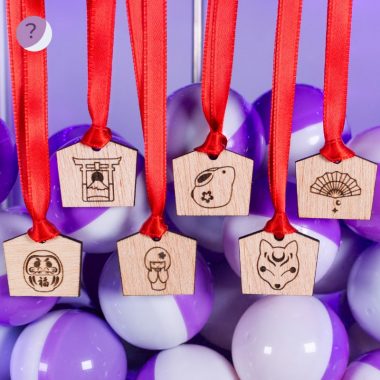 Accesorio tablillas de madera templo japonés en bola sorpresa, suerte gachapon