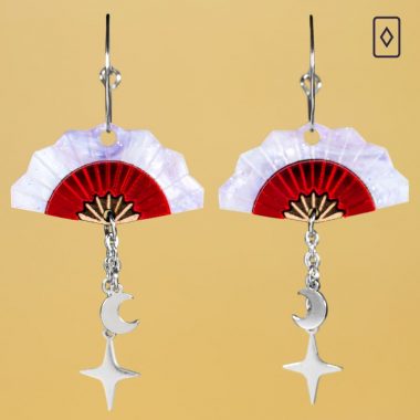 Pendientes de abanicos japoneses sensu en color rosa y rojo con estrella y lunas de metal