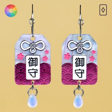 Pendientes de omamori, amuleto japonés de templos en diferentes colores