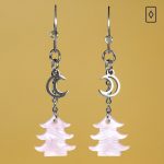 Pendientes de pagoda japonesa color rosa y rojo con estrella y lunas de metal