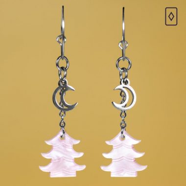 Pendientes de pagoda japonesa color rosa y rojo con estrella y lunas de metal