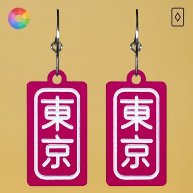 Pendientes japoneses de neopn en Tokio en diferentes colores flúor