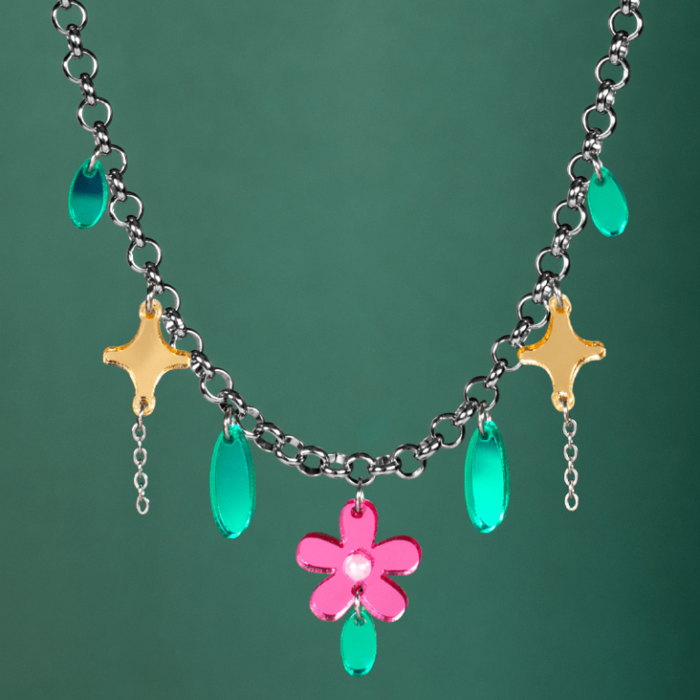 La Boticaria collar Maomao espejo anime