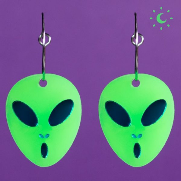 Collar Dandadan anime manga momo aliens