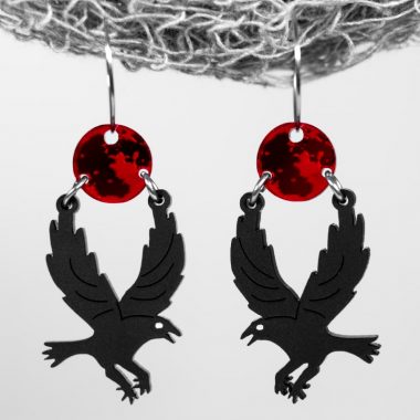 Pendientes de cuervos volando con luna roja inspirados en halloween de neoplanet