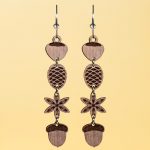 Pendientes diferentes frutos de otoño en madera