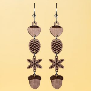Pendientes diferentes frutos de otoño en madera