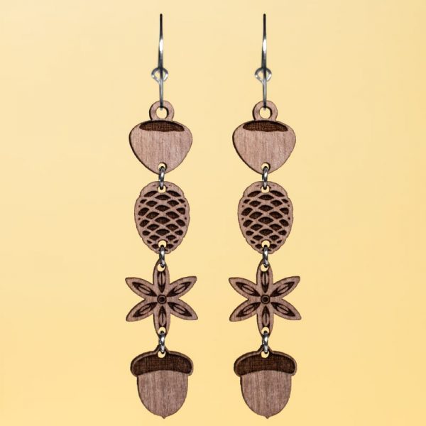 Pendientes diferentes frutos de otoño en madera