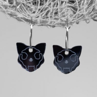 Pendientes en forma de calavera de gato en color antracita con efecto espejo de Neoplanet