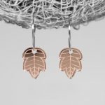 Pendientes en forma de hojas en color oro rosa con efecto espejo de Neoplanet