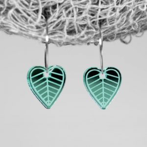 Pendientes en forma de hojas en color verde con efecto espejo de Neoplanet