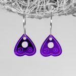 Pendientes en forma de puntero de ouija en color morado con efecto espejo de Neoplanet
