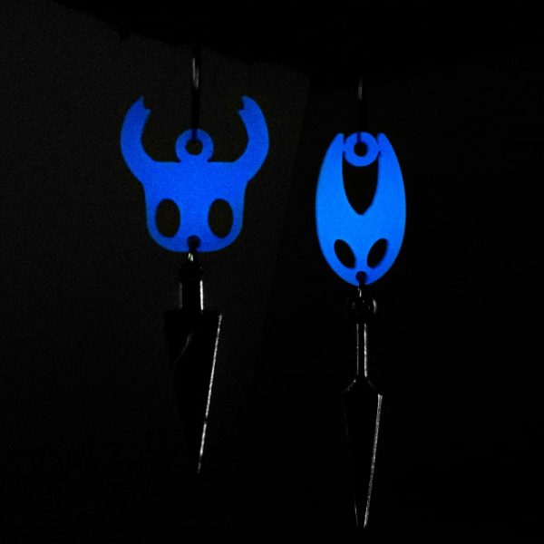 Pendientes Hollow Knight de El Caballero y Hornet que brillan en la oscuridad de neoplanet