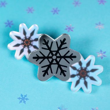 Pinza para el pelo de Koyuki, novia de Akaza en anime Kimetsu No Yaiba. Accesorio con forma de copos de nieve invierno.