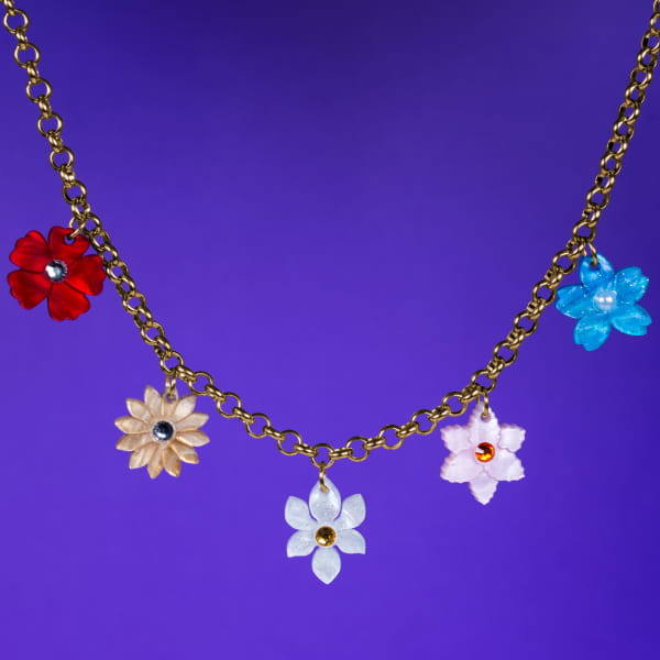 Collar flores primavera de colores efecto nacar con cadena plateada y dorada de acero inoxidable