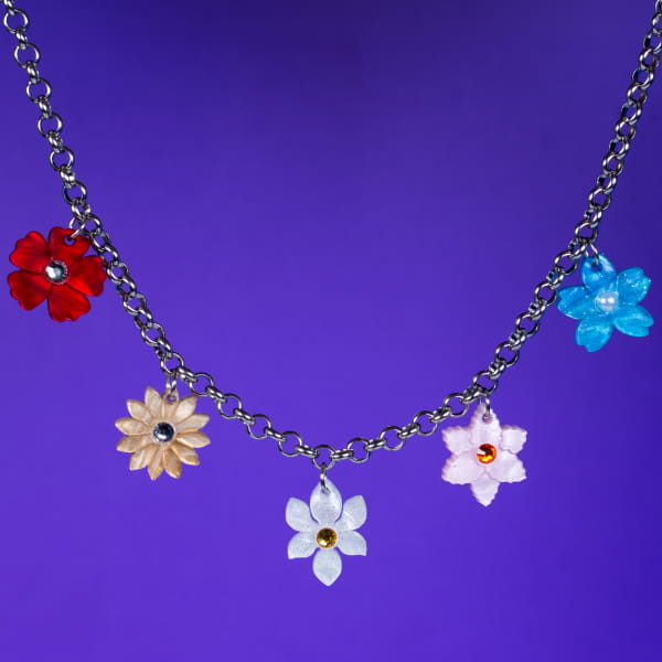 Collar flores primavera de colores efecto nacar con cadena plateada y dorada de acero inoxidable