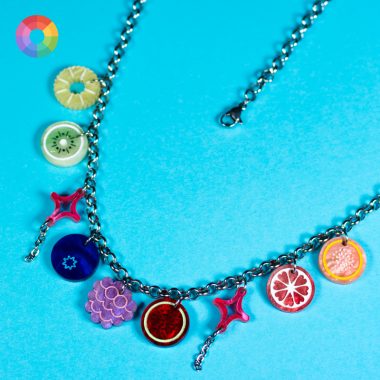 El Collar Frutas es una auténtica celebración del verano, el color y los pequeños detalles divertidos. Diseñado para quienes aman los accesorios originales. El Collar Frutas es una auténtica celebración del verano, el color y los pequeños detalles divertidos. Diseñado para quienes aman los accesorios originales.