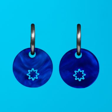 Los Pendientes Mini Arándano son el accesorio perfecto para quienes aman los detalles pequeños, adorables y llenos de personalidad. Los Pendientes Mini Arándano son el accesorio perfecto para quienes aman los detalles pequeños, adorables y llenos de personalidad.
