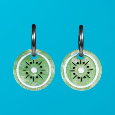 Los Pendientes Mini Kiwi son el accesorio perfecto para añadir un toque divertido, fresco y lleno de color a cualquier look. Los Pendientes Mini Kiwi son el accesorio perfecto para añadir un toque divertido, fresco y lleno de color a cualquier look.