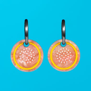Los Pendientes Mini Melón son el complemento perfecto para quienes aman los accesorios divertidos, coloridos y con un aire fresco y veraniego. Los Pendientes Mini Melón son el complemento perfecto para quienes aman los accesorios divertidos, coloridos y con un aire fresco y veraniego.