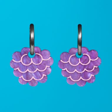 Los Pendientes Mini Mora son el accesorio perfecto para quienes aman los diseños pequeños, adorables y llenos de personalidad. Los Pendientes Mini Mora son el accesorio perfecto para quienes aman los diseños pequeños, adorables y llenos de personalidad.