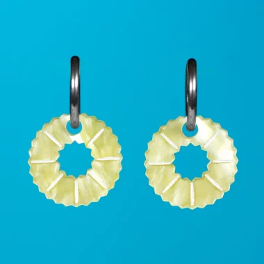 Los Pendientes Mini Piña son el accesorio perfecto para quienes aman los diseños tropicales, divertidos y llenos de color. Los Pendientes Mini Piña son el accesorio perfecto para quienes aman los diseños tropicales, divertidos y llenos de color.