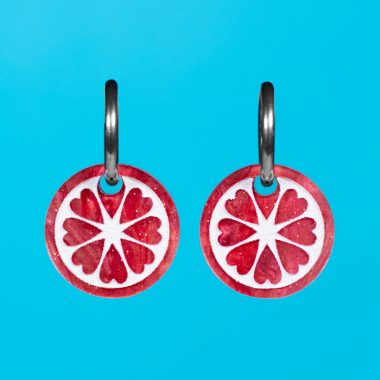 Los Pendientes Mini Pomelo son el accesorio perfecto para añadir un toque divertido, fresco y lleno de color a cualquier look. Los Pendientes Mini Pomelo son el accesorio perfecto para añadir un toque divertido, fresco y lleno de color a cualquier look.